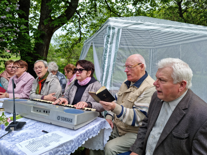 Майские пения у креста в центре Аулеи
