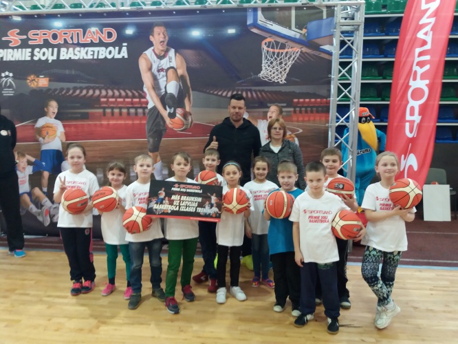 Krāslavas pamatskolas 1. a klase konkursā “Sportland pirmie soļi basketbolā”