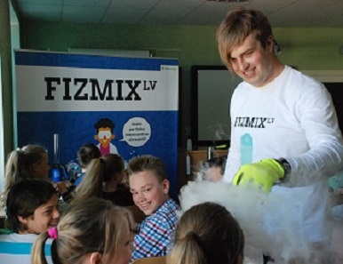 Kontrolēta uguns, tvaiki un sprādzieni – FIZMIX Krāslavā