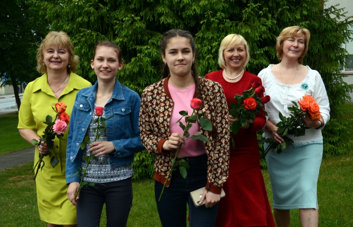 Balvas, ziedi, apsveikumi