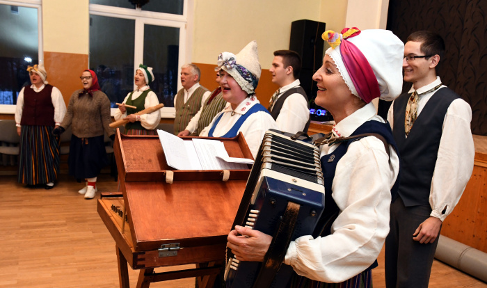 Māksla dāvāt prieku