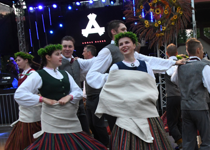 Dagdas Anniņas – zem lietussargiem…