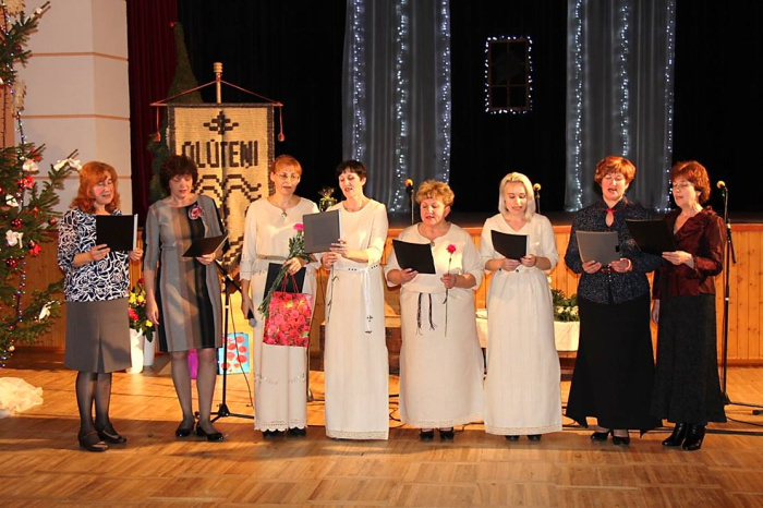 Apsveikums nu Dagdys katuoļu bazneicys kora, kurā dzīd lela daļa folklorys kūpys “Olūteņi” daleibnīku. Pyrmuo nu kreisuos pusis – vargaņu spieļuotuoja Olga Šalajeva.