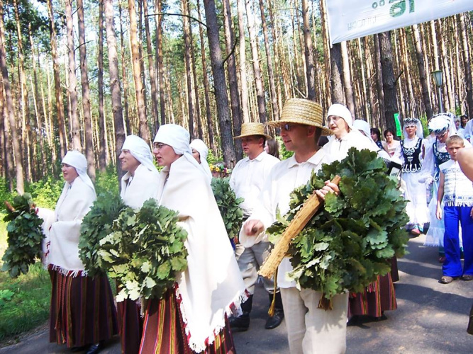 Ar latgaliskom dzīsmem, tradicejom i ūzula vaiņukim.