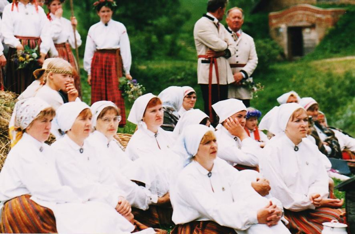 Ar rošola kanneņu i rybnīku sīna tolkā Turaidā “Baltica 2003” laikā. 2003.goda 11.juļs