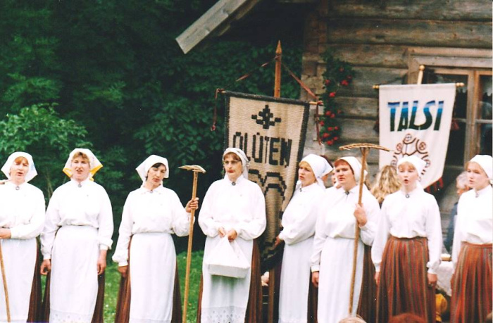Ar rošola kanneņu i rybnīku sīna tolkā Turaidā “Baltica 2003” laikā. 2003.goda 11.juļs