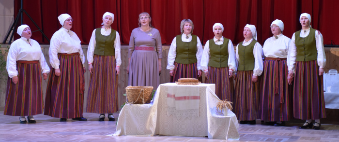 No maza graudiņa laukā līdz siltam maizes klaipam uz galda