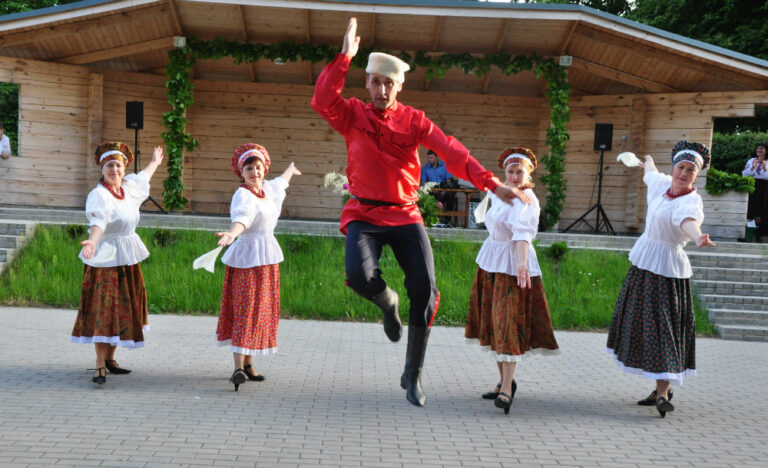 Koncerts ezera krastā