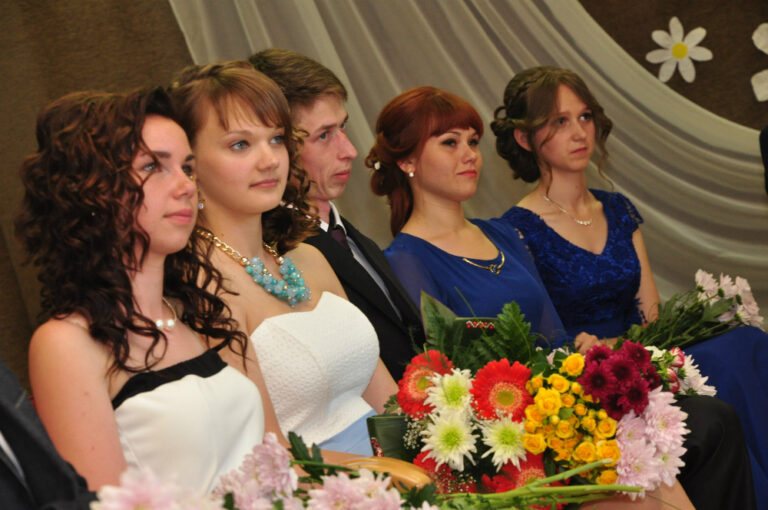 Atvadu balle ezera krastā