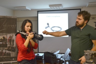 Lūkoties uz pasauli caur fotokameras objektīvu
