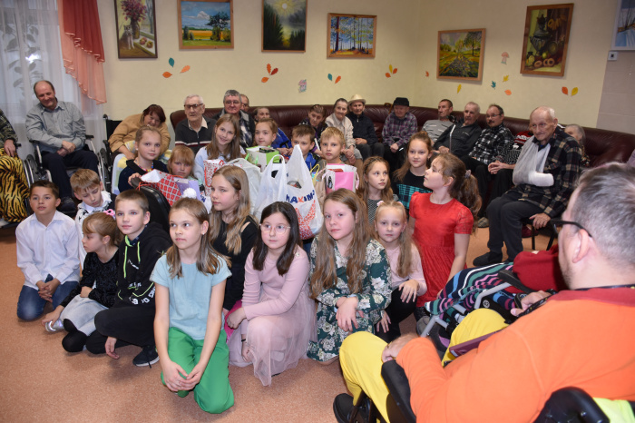 Krāslavas ģimnāzijas skolēni viesojās pie pansionāta “Priedes” iemītniekiem