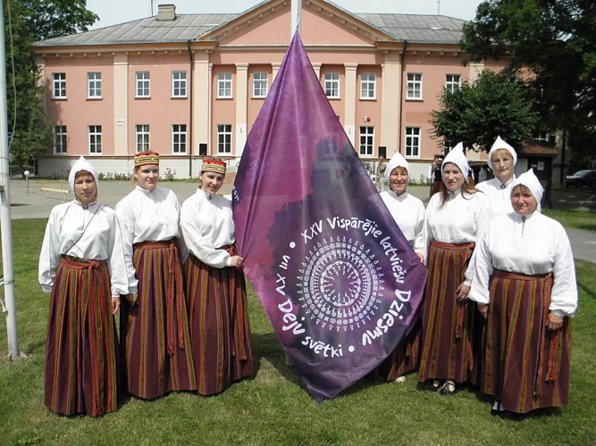 Dzīšmu svātku karūga paceļšona pi Dagdys piļsātys dūmis. 2013.goda 30. juņs.