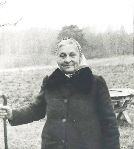 Dzīsmu teicieja Broņislava Beitāne 1986. goda septembrī. Dzymuse 1914. godā, buorine, audzynuojuse babeņa, kura daudz dzīduoja. Agri palykuse bez mamys, zynuoja daudz savpateigu buoriņu dzīsmu ar skaistom melodejom. LFK 2040, 3378a