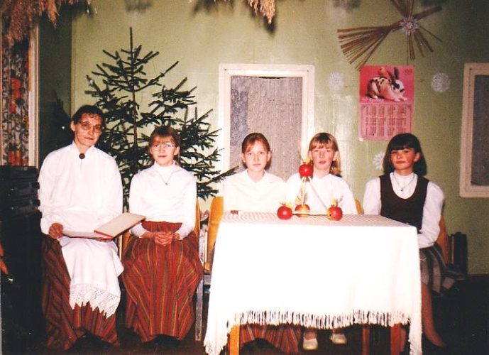 Fītinghofa muižys parks ar kulturys nomu, kur folklorys kūpa “Olūteņi” 1996. goda Zīmyssvatkūs pīduovuoja skateituojim sovu pyrmū programmu. Astašova, 1997. gods
