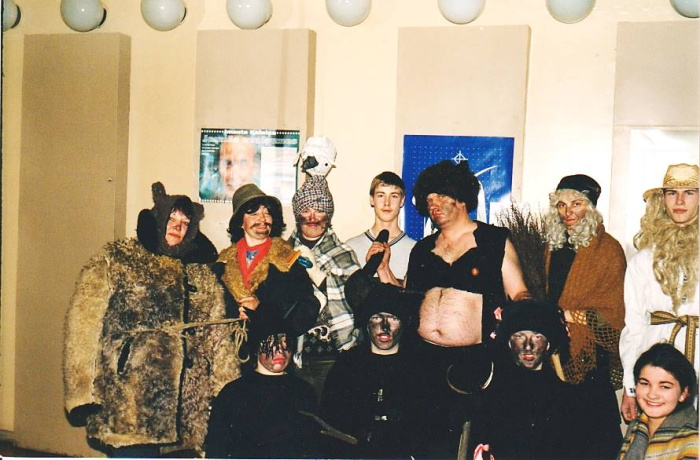Folklorys kūpys “Olūteņi” dzīduotuojis videofilmys “Dzīsme cylvāka dzeivis garumā” nūjimšonā. 1997 .goda 2. augusts