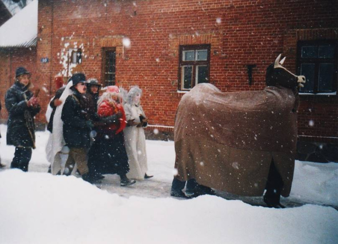 Folklorys kūpys “Olūteņi” vīna goda svieteišona Astašovys kulturys nomā. 1997. goda 22. novembris