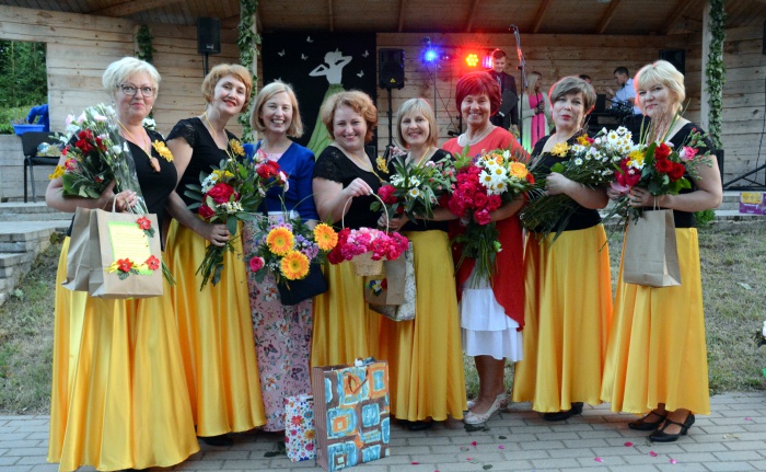 Spāņu tango un franču valsis naksnīgā ezera krastā