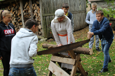 Varavīksnes” skolēni iepazīst Latviju