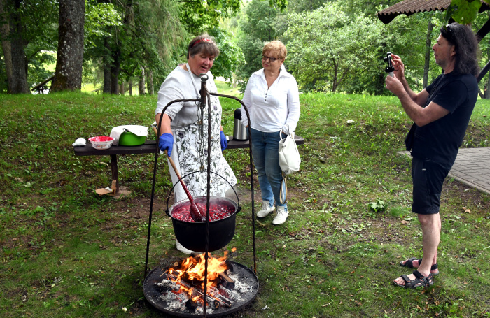 Vasaras stāstu galvu reibinoši aromāti Indrā