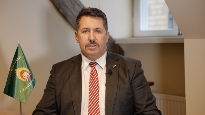 “Kara ēnā un nestāvot malā”: saruna ar Igoru Rajevu un brīvprātīgo Gaiti Grūtupu