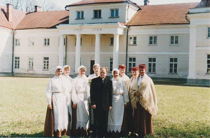 Izstuodis “Borhu dzimta – atblāzma vēstures spogulī” atkluošonā Viļānu nūvodpietnīceibys muzejā. Prīškplānā prīsters V.Naglis. 2003.goda 26.apreļs.