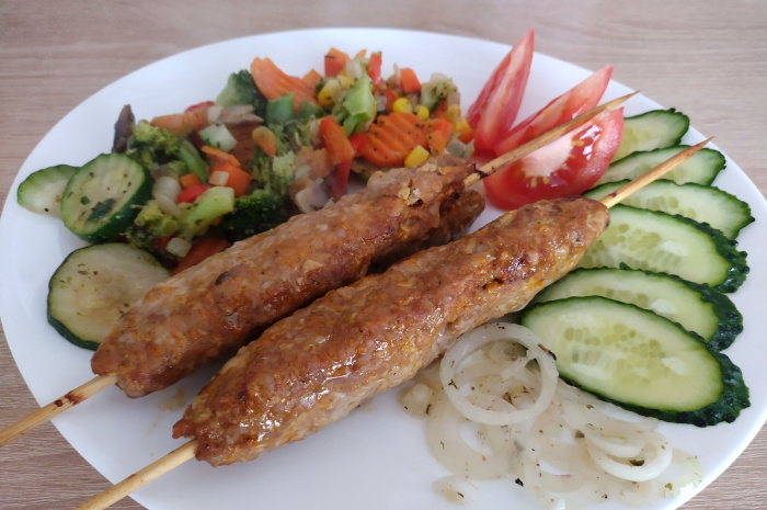 Ļuļa kebabs: no Aleksandra Lielā līdz mūsdienu ātrajai ēdināšanai