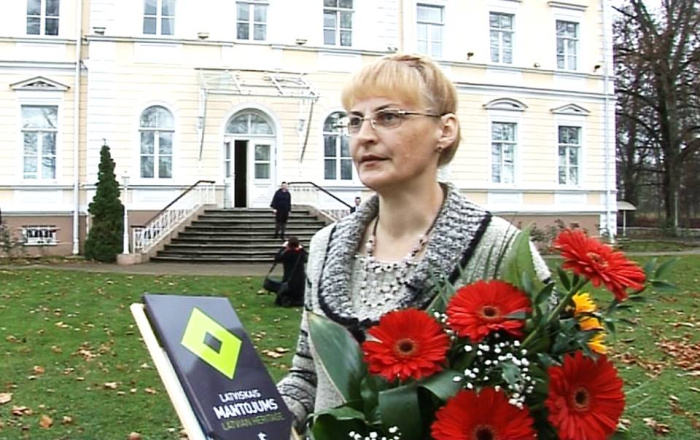Kulturys zeimis “Latvyskais montuojums” padūšona Dagdys folklorys kūpai “Olūteņi” i tuos vadeituojai Intai Viļumai. 2013.goda 24.oktobris.