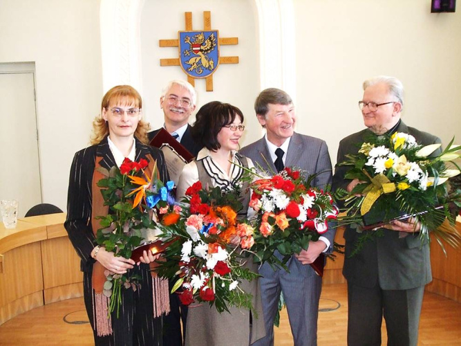 Latgolys plānuošonys regiona atzineibys roksts folklorys kūpai “Olūteņi” i juos vadeituojai Intai Viļumai “Par latgalīšu tradicionalūs folklorys vierteibu kruošonu i populariziešonu sabīdreibā”. 2008.gods.