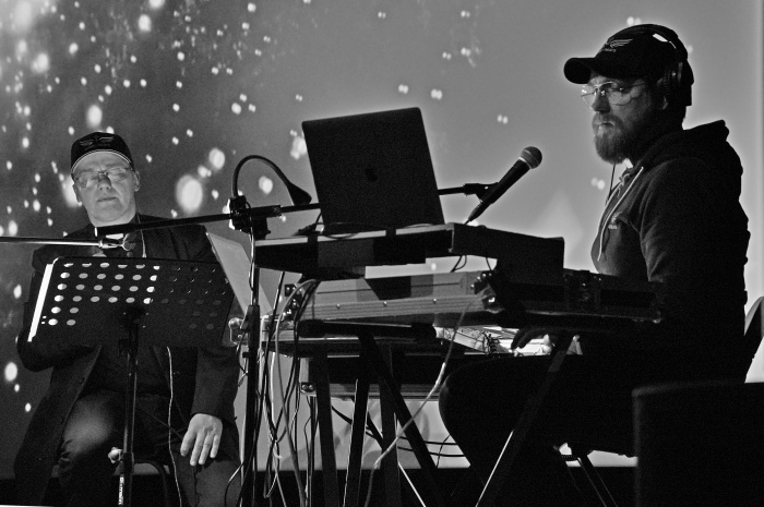Elektroniskā mūzika dievnamā: luterāņu mācītāju duets uz skatuves