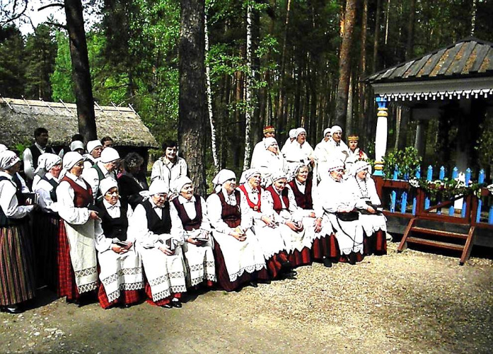 Maja dzīduojumi pi krysta Etnografiskajā breivdobys muzejā. “Latgales novada dienas 2011” ītvorūs. 2011. goda 15. majs