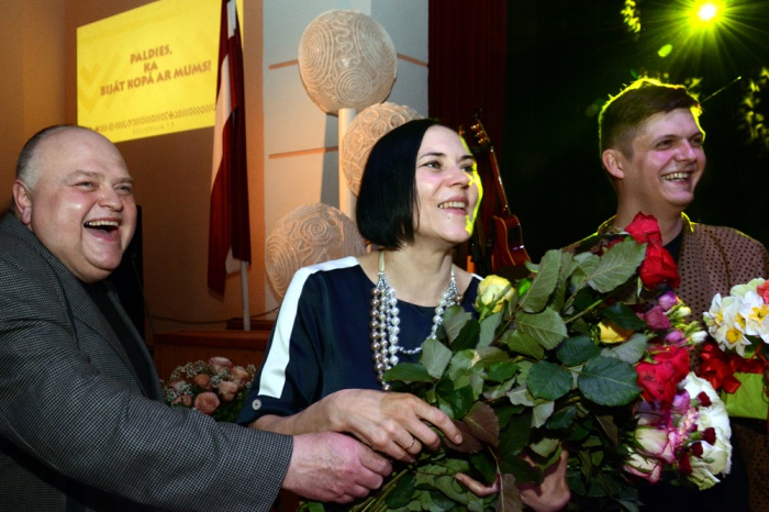 Domes priekšsēdētājs sola neslēgt skolas