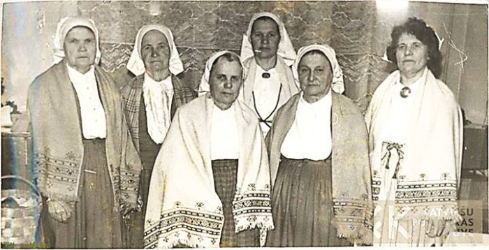 Nu kairuos: A. Smirnova, M. Gribuste, T. Strode, S. Strode, B. Beitāne, vadeituoja Z. Laizāne. Muokūņkolna dzīduotuojis LFK 2040, 3336a 1986.g.