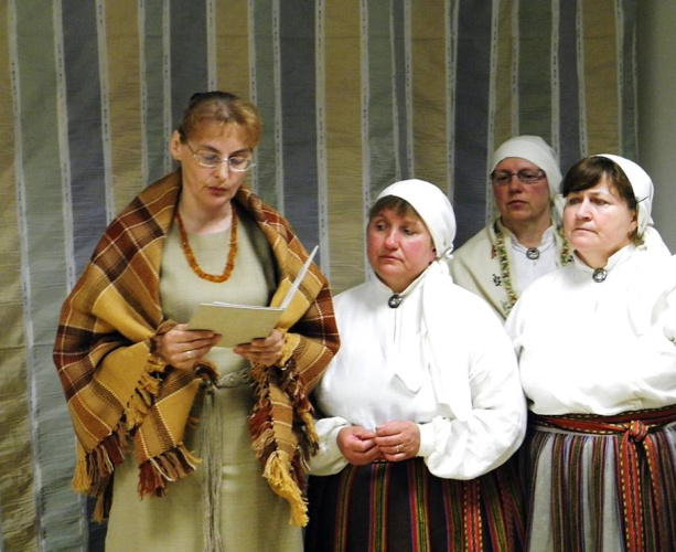 Parapsihologejis vokors ar folklorys elementim Konstantina Raudivis dzymtajā pusē. 2013.goda 23. apreļs.