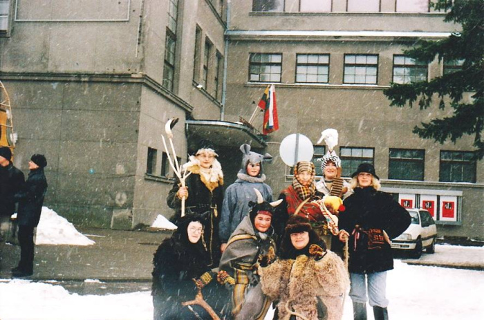 Pavodūt leigovu nu dzymtuos sātys, saguojušī rody, sābri i draugi dzīd savdabeigys “raudynuošonys dzīsmis”, kuru uzdevums ir likt leigovai rauduot, lai osorys palīkt tāva sātā, a tautuos ir prīceiga dzeive.