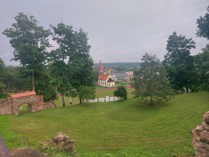 Pils nogāzes terase atklāj iespaidīgu skatu uz Krāslavas pilsētu un Likteņupi.