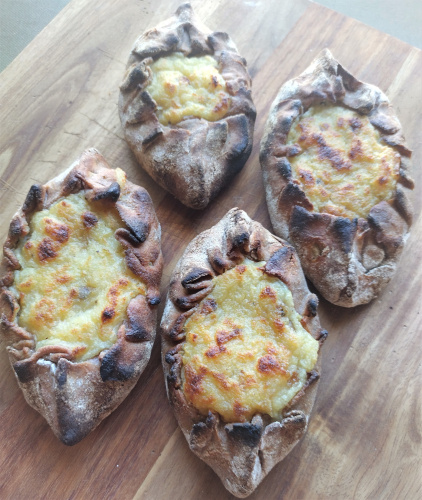 Karjalanpiirakat: karēļu pīrādziņi – somu svētku ēdiens