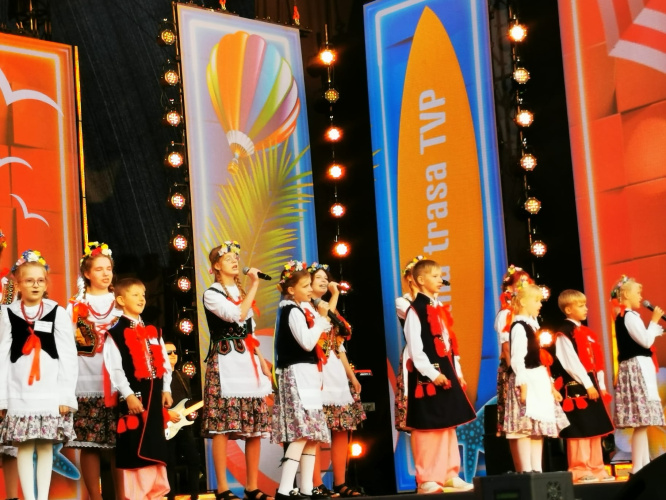 Poļu skolas audzēkņi Daugavpilī uzstājās pilsētnieku un poļu televīzijas auditorijas priekšā