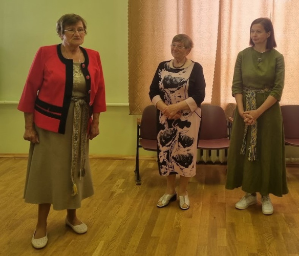 . Rūkdarbneicys (nu kreisuos: Regina Dzalbe, Valentina Vigule, Ārija Mateja-Vigule (Mikalinys Matejis unučka)) Aulejis tautys nomā izstuodis “Nu sentēvu pyura luodis