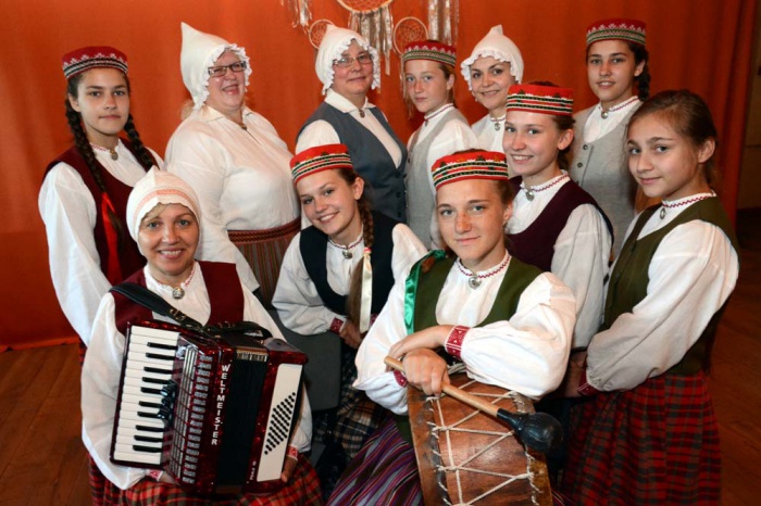 Vakarēšana Šķeltovā – folklora un dejas