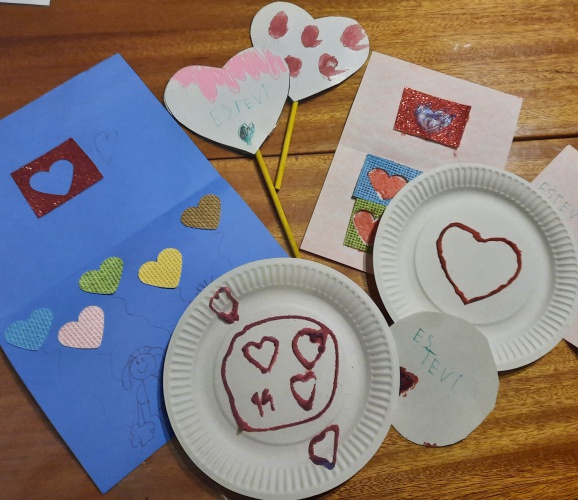 Krāsaino smilšu apsveikumi Valentīndienā