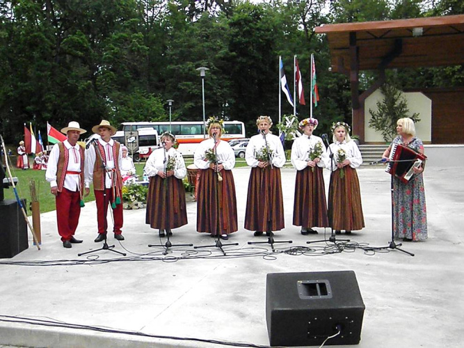 Storptautyskajā boltkrīvu dzīšmu i deju festivalā “Fest” Dagdā. 2015.goda 11. juļs.