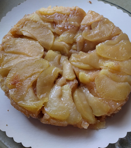 Tarte Tatin: stāsts par aizmāršīgo saimnieci un spiegu-dārznieku