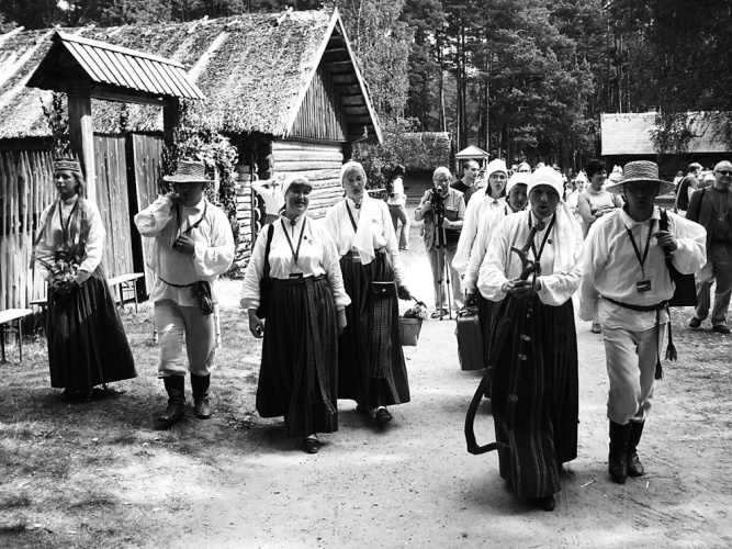 XXIV Dzīšmu i XIV Deju svātku pasuocīnī “Vīna dīna lauku sātā” Etnografiskajā breivdobys muzejā. 2008.goda 12.juļs.