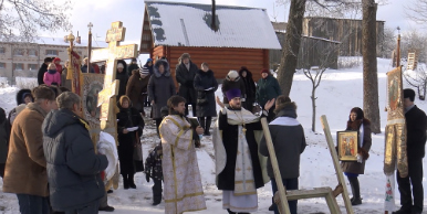 Gremdēšanās iesvētītajos Jazinka ezera ūdeņos vienoja kristīgos ticībā